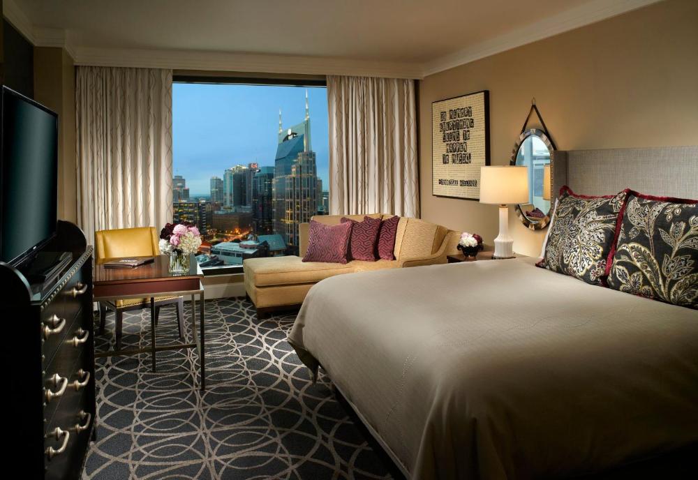 Deluxe Room - 1 King Bed interior