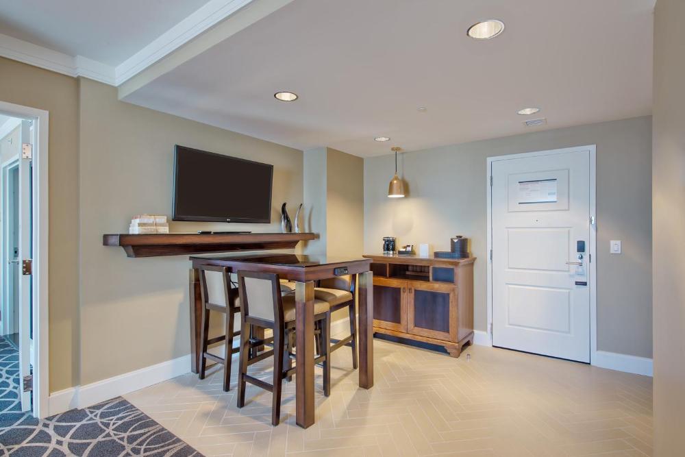 One Bedroom Suite - 1 King Bed interior